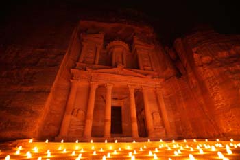 <b>Jordan, Petra</b>, The Treasury illuminated by candles