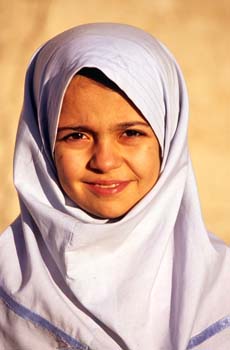 <b>Iran, Nain</b>, Girl in white chador