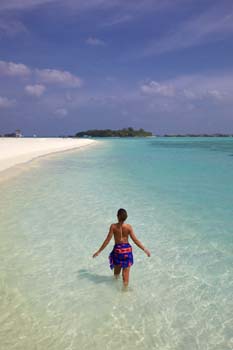 <b>Maldives, Lankanfinolhu</b>, Walking in the sea