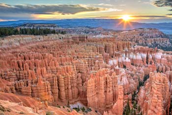 <b>USA, Utah</b>, Bryce Canyon at sunrise