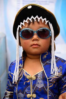 <b>Mongolia, Ulaanbaatar</b>, Young girl in traditional dress