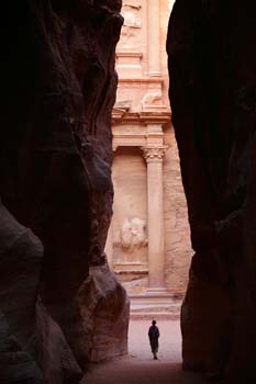<b>Jordan, Petra</b>, The Treasury seen from the narrow Siq
